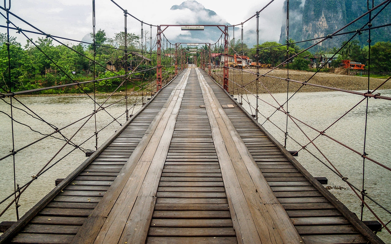 Construction d'un pont jusqu'à l'école