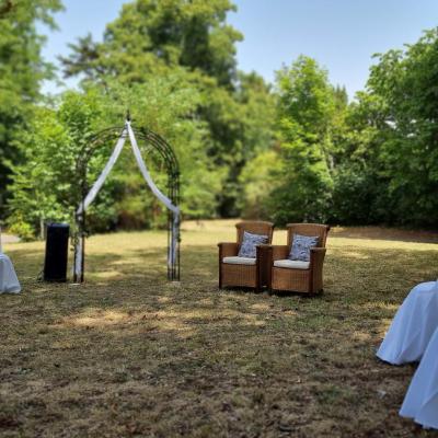 Cérémonie laïque en extérieur dans le parc du château des Termelles